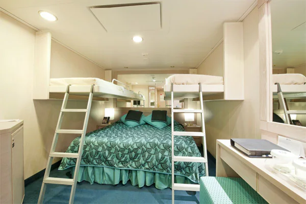 4-местная внутренняя каюта с 2-мя откидными спальными местами (в открытом состоянии)