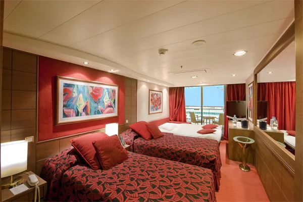 Каюта с балконом с раздвижным двух-спальным диваном для 3-4 туриста и раздельными кроватями для 1-2 туриста