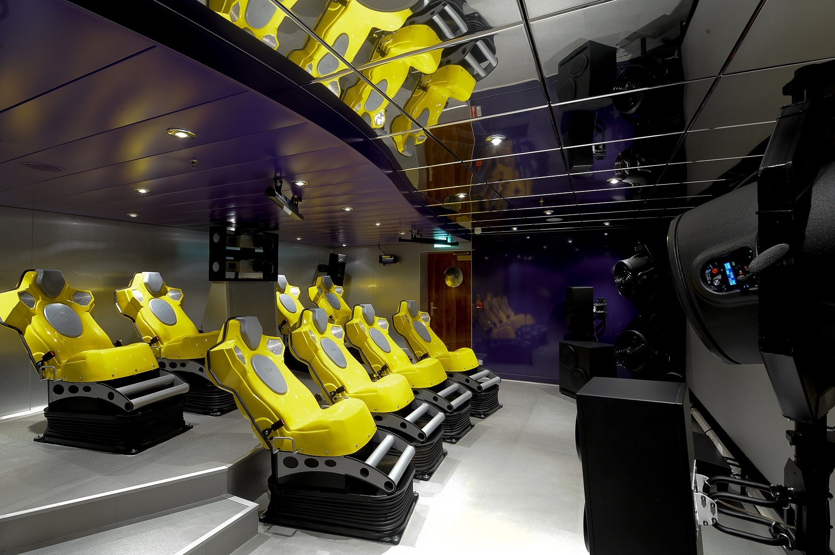 Кинотеатр 4D и зал игровых автоматов